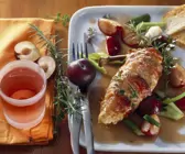 Gebratenes Hähnchenbrustfilet mit Pflaumen