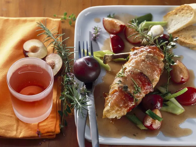 Gebratenes Hähnchenbrustfilet mit Pflaumen