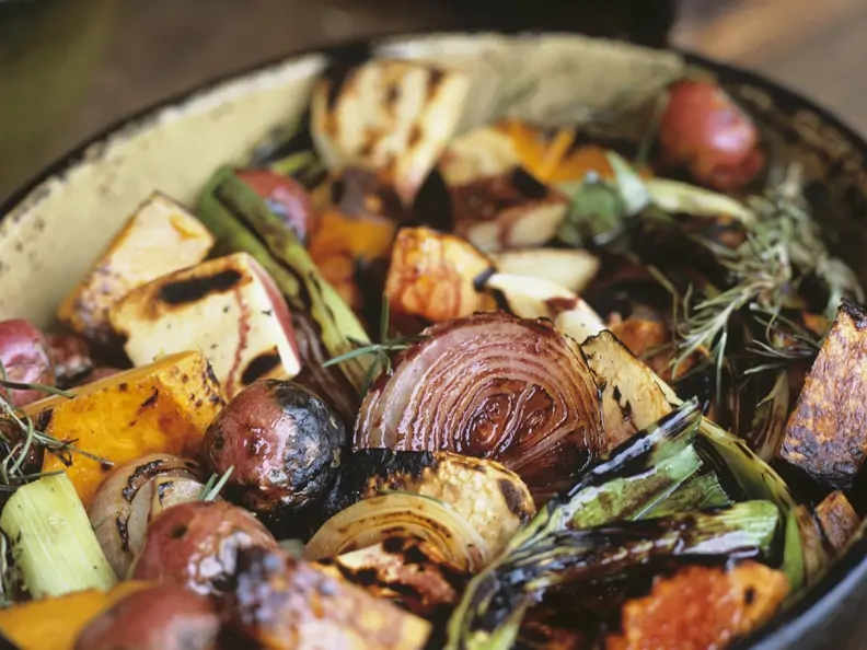 Gegrilltes herbstliches Gemüse mit Rosmarin
