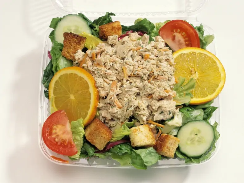 Bunter Thunfischsalat mit Croutons