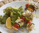 Gegrillte Schwertfischspieße mit Tomaten