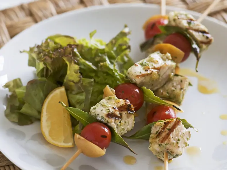 Gegrillte Schwertfischspieße mit Tomaten