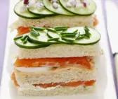 Sandwich mit Lachs und Ei