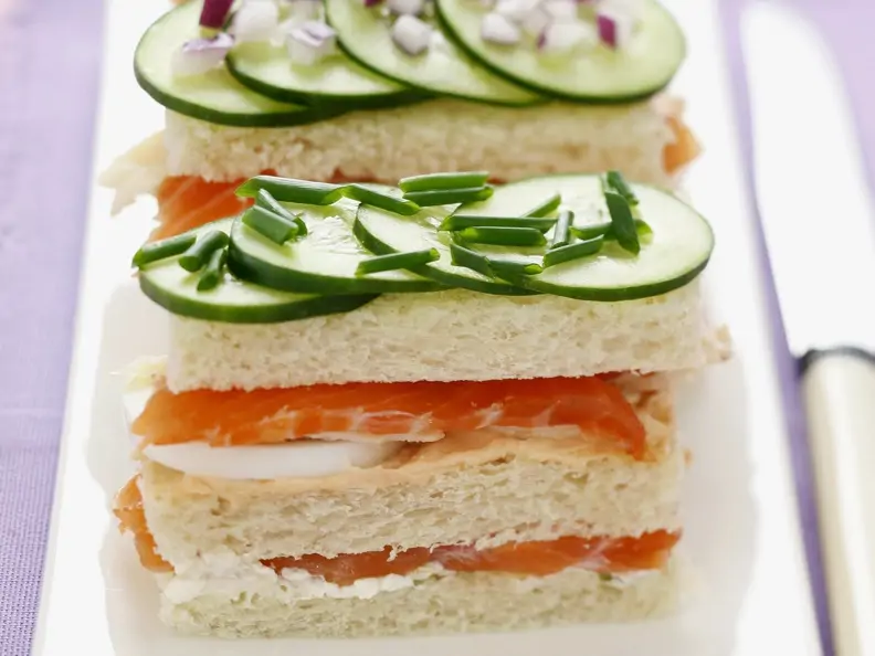 Sandwich mit Lachs und Ei