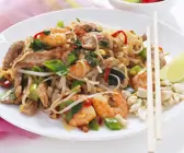 Reisnudeln mit Shrimps und Hähnchen