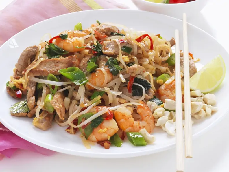 Reisnudeln mit Shrimps und Hähnchen
