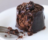 Kleine Schokoladentorte mit Trockenpflaume