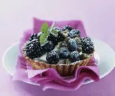 Tortelett mit schwarzen Beeren