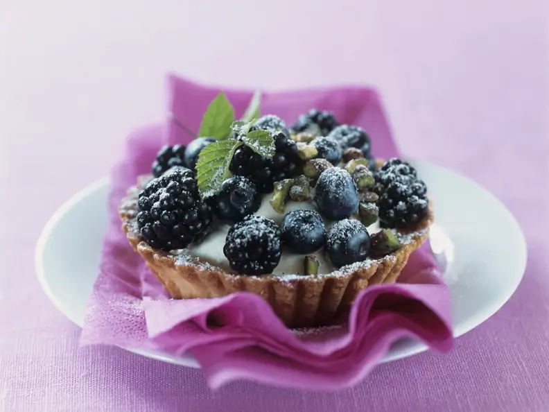 Tortelett mit schwarzen Beeren