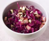 Rotkrautsalat mit Äpfeln und Nüssen