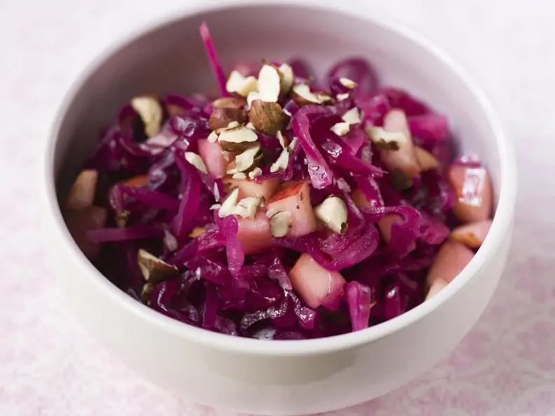 Rotkrautsalat mit Äpfeln und Nüssen