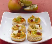 Kleine Blätterteigpasteten mit Birne und Käse