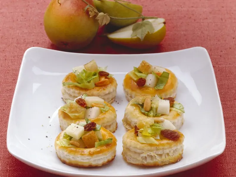 Kleine Blätterteigpasteten mit Birne und Käse
