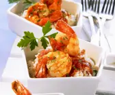 Shrimps mit Cognac-Tomaten-Soße und Reis