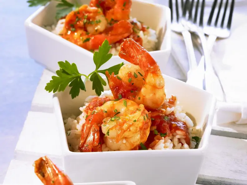 Shrimps mit Cognac-Tomaten-Soße und Reis