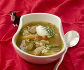 Salzgurkensuppe auf russische Art
