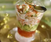Shrimps mit Avocado und Tomatensoße