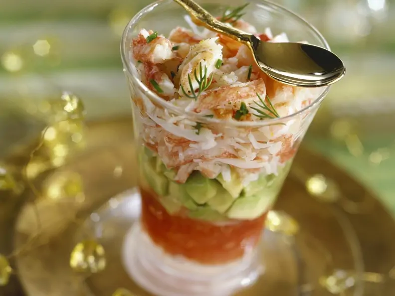 Shrimps mit Avocado und Tomatensoße