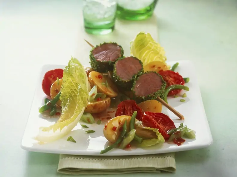 Kasslerspieß mit Kartoffelsalat und Ofentomaten