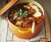 Scharfer Wurst-Topf mit Creme frâiche
