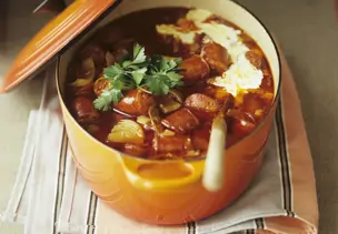 Scharfer Wurst-Topf mit Creme frâiche