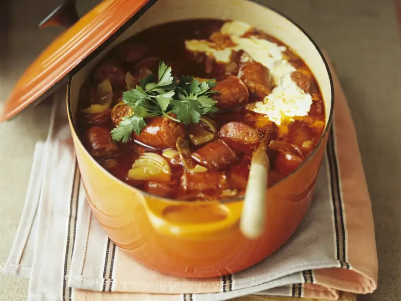 Scharfer Wurst-Topf mit Creme frâiche