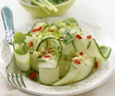 Scharfer Gurkensalat mit Ingwer und Koriander
