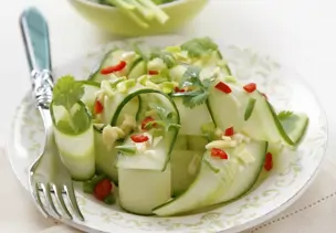 Scharfer Gurkensalat mit Ingwer und Koriander