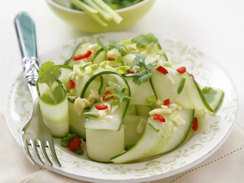 Scharfer Gurkensalat mit Ingwer und Koriander