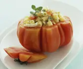 Fleischtomate mit Nudeln gefüllt