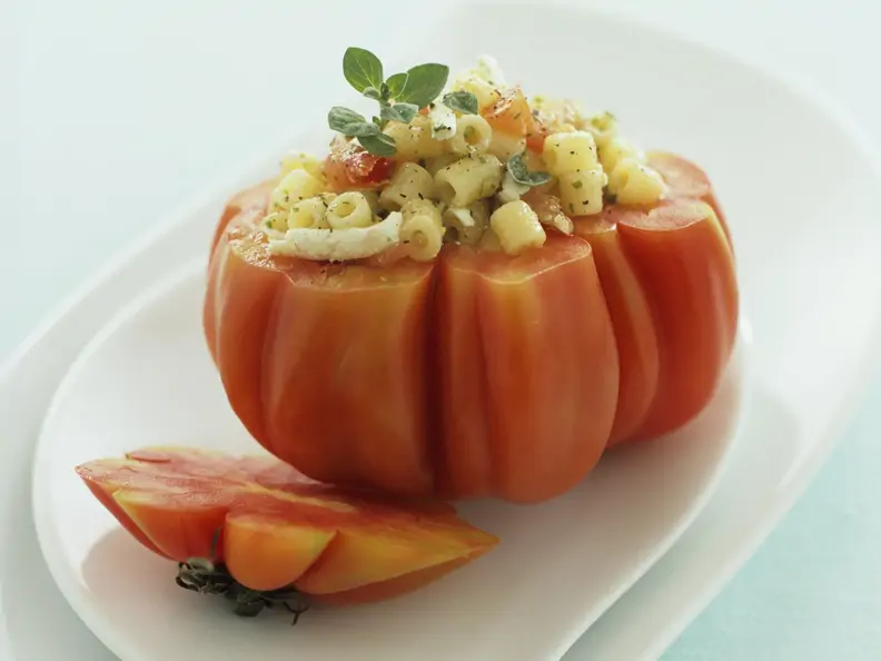 Fleischtomate mit Nudeln gefüllt