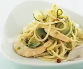 Pasta mit Zucchini, Shrimps und Knoblauch