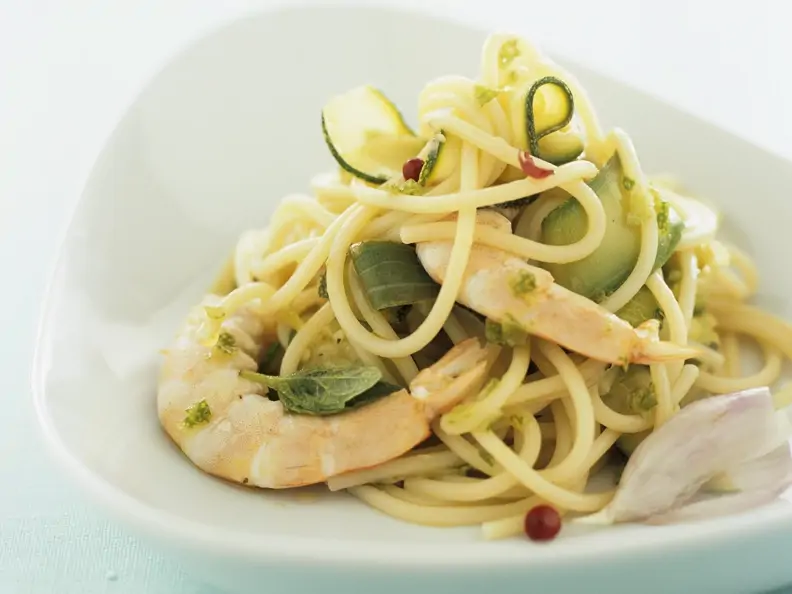 Pasta mit Zucchini, Shrimps und Knoblauch