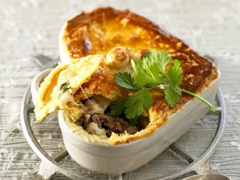 Pastete mit Fleischfüllung und Käse