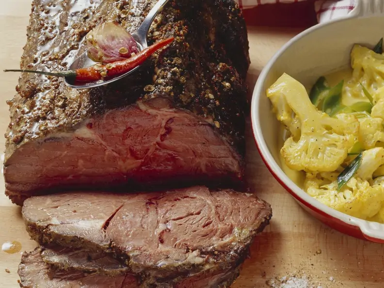 Rib-Eye-Roast mit Koriander und Anis dazu Blumenkohl