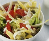 Salat aus Chicorée, Endivien und Blutorangen
