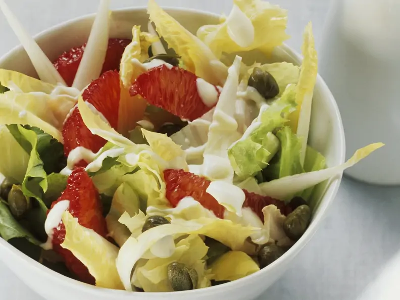 Salat aus Chicorée, Endivien und Blutorangen