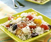 Getreidesalat mit Tomaten und Mozzarella