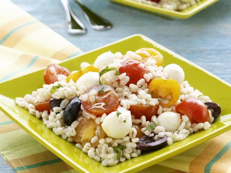 Getreidesalat mit Tomaten und Mozzarella