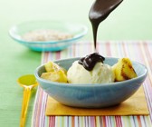 Ananas-Eis mit gegrillter Ananas und Schokosoße