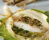 Kabeljaufilet mit Spargel in der Teighülle