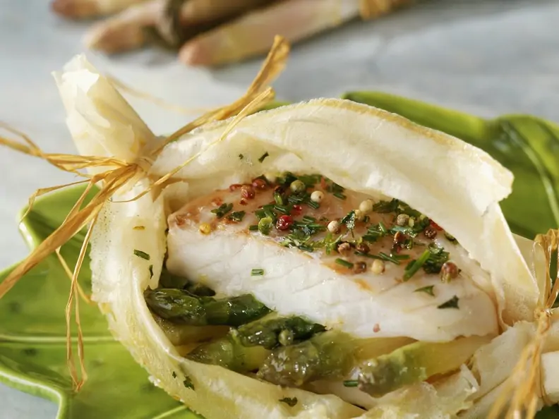 Kabeljaufilet mit Spargel in der Teighülle