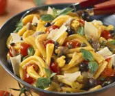 Pastasalat mit Sardellen, Kapern, Oliven und Parmesan