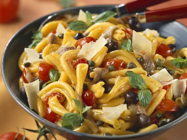 Pastasalat mit Sardellen, Kapern, Oliven und Parmesan