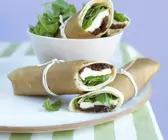 Mozzarella-Wraps mit Rucola und Zwiebelchutney