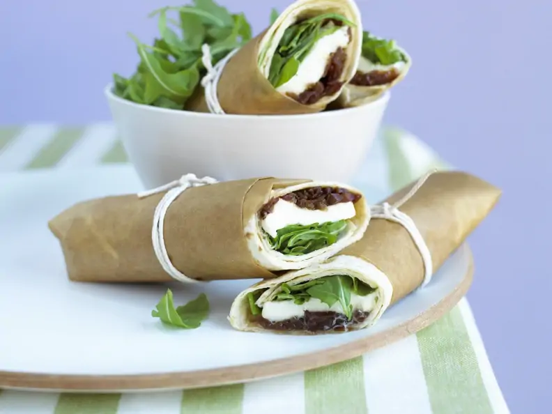 Mozzarella-Wraps mit Rucola und Zwiebelchutney