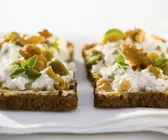 Vollkornbrot mit Walnussaufstrich