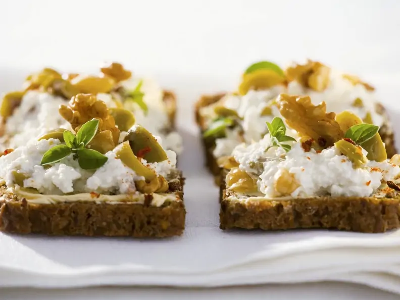 Vollkornbrot mit Walnussaufstrich