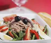 Gemischter Salat mit Thunfisch und Oliven