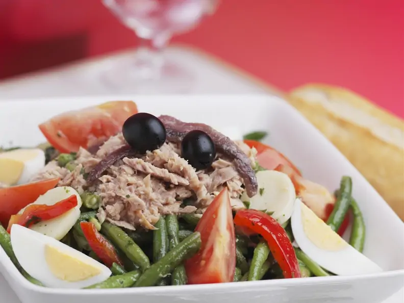 Gemischter Salat mit Thunfisch und Oliven